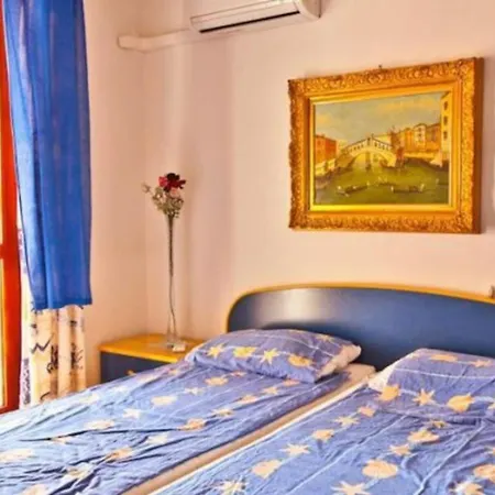 Cozy Flat For Four Guests Just Steps From The Sea *